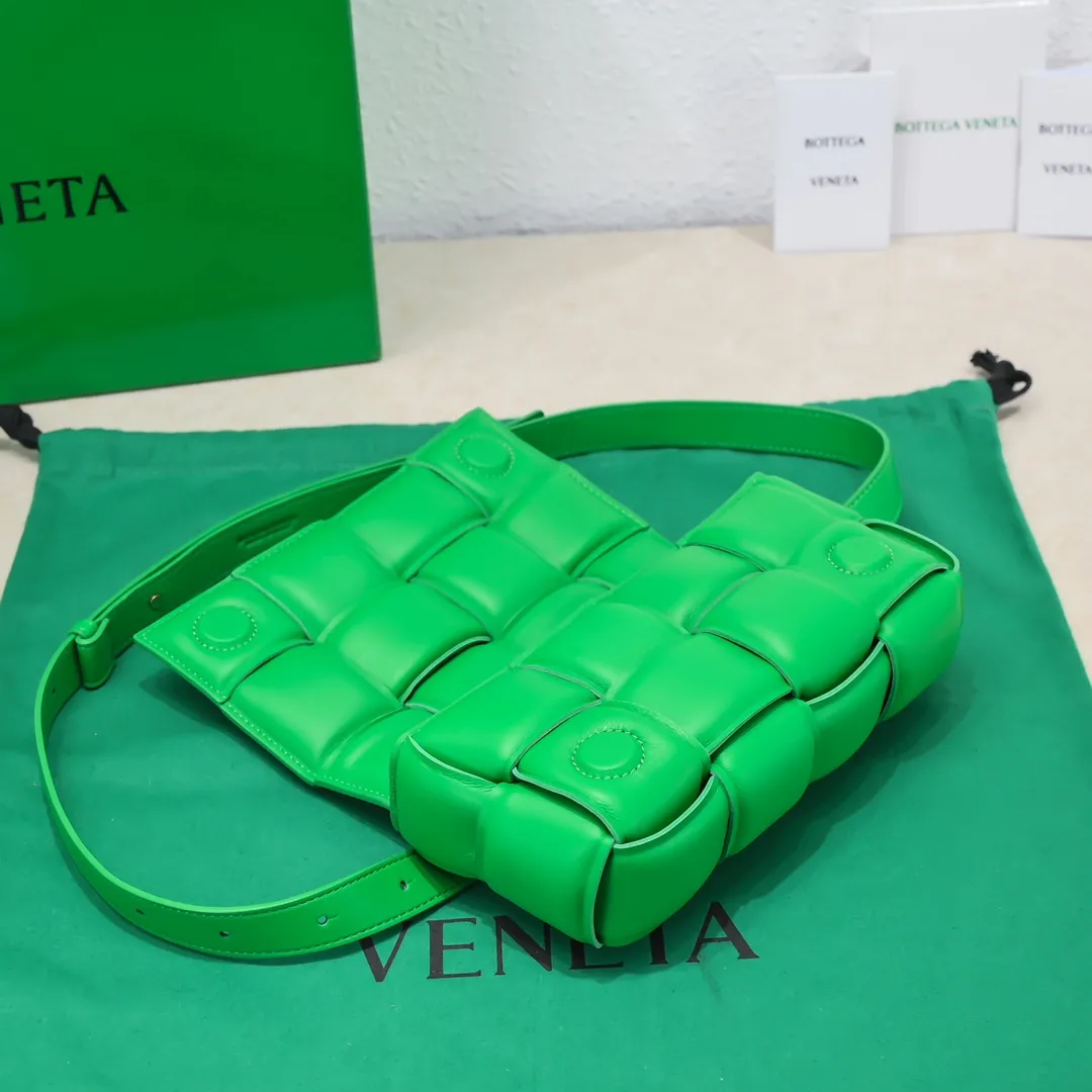 Batch 1120 bv new waist bag is out ✧ #streetshothot "BV Cassette mini pillow bag new style is here~ It adopts soft filling design, boxy shape, and the fat Cassette is super cute! High-grade soft sheepskin ➕ suction buckle design The overall style is retro and tasteful🌱The bag can be held or carried cross-body. It is elegant and simple but has a cool style. The upper body is fashionable and classy~ This Q-soft pillow bag is recommended to bbs^ω^🤪Size: 18*10*6cm, model: 6688-2#